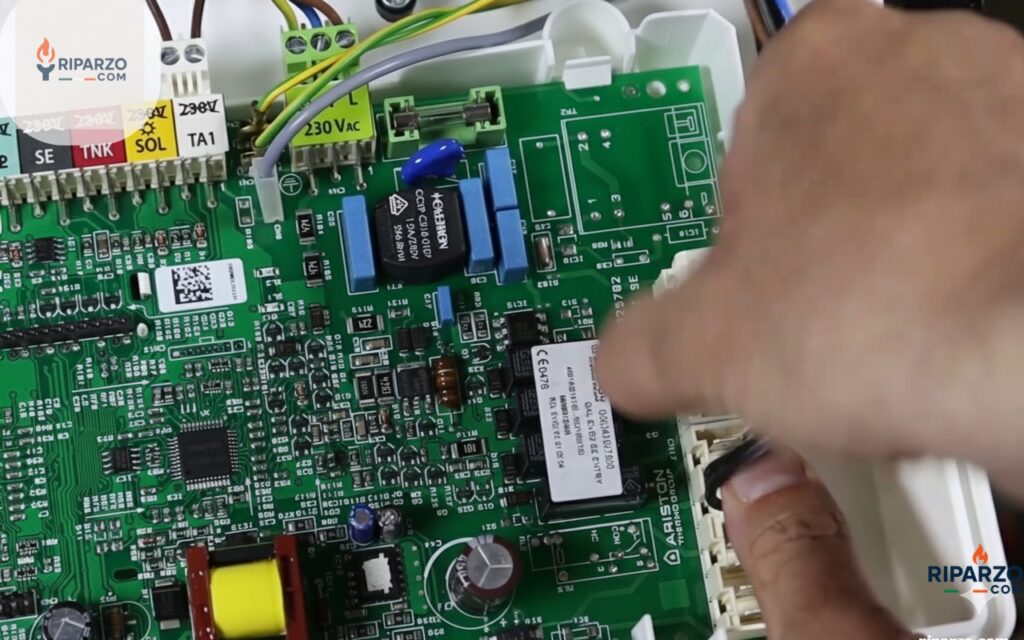 Scollegato scheda elettronica caldaia Ariston 