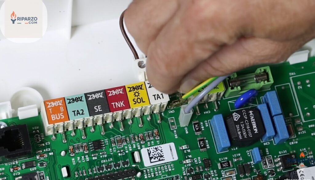 Scollegato connettore che collega il blocco d’accensione alla scheda elettronica